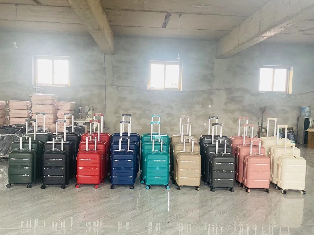 Large Capacity Durable Versatile PP Travel Luggage Sets with Lock Yes Eco-Friendly Light Weight Suitcase Set