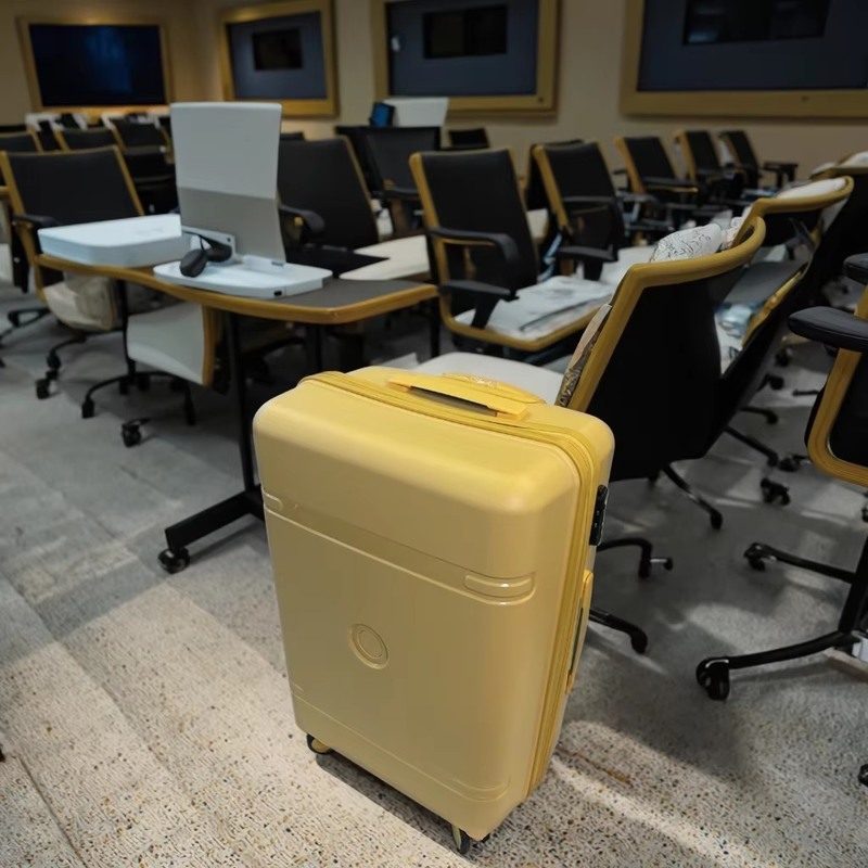 Enjoy Effortless Leisure Trips with Lightweight and Anti-Shock Design Travel Luggage Featuring Silent 360° Spinner Wheels